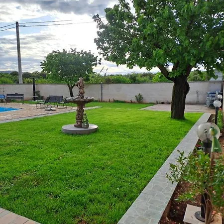 Willa Matanov Dvorac Tisno