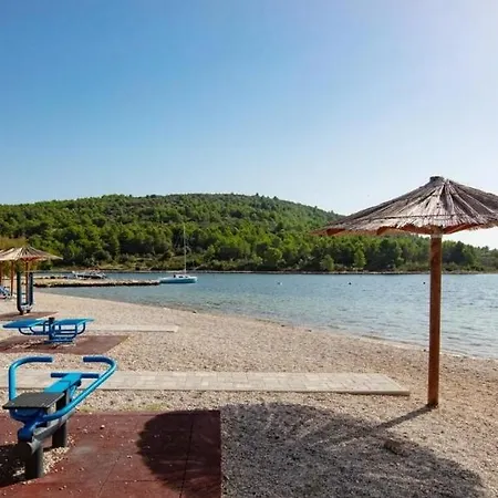 Matanov Dvorac Tisno